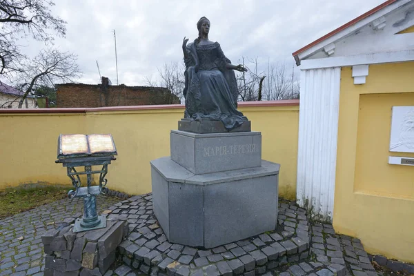 Maria Theresia monument, situated near the Greek Catholic Holy Cross Cathedral. Uzhgorod, Ukraine — Stockfoto