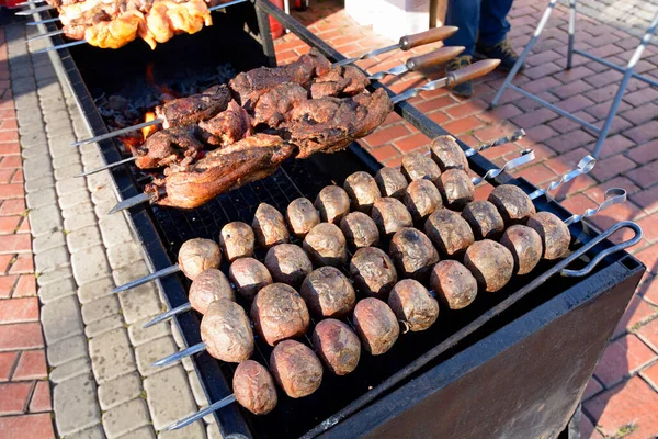 Barbeque 油炸肉和土豆放在烤架上 — 图库照片