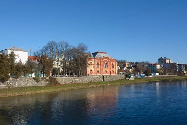 Uitzicht Rivier Uzh Gebouwen Van Het Centrum Van Uzhgorod Oekraïne — Stockfoto