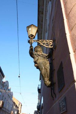 Lamplighter Amca Kolya 'nın anısına dikilmiş anıt. 6 Ocak 2022. Uzhgorod Ukrayna