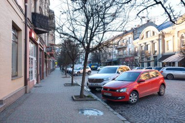 Uzhhorod 'un merkez caddesi. Park edilmiş araçlar, kimse görünmüyor. 6 Ocak 2022. Uzhgorod Ukrayna