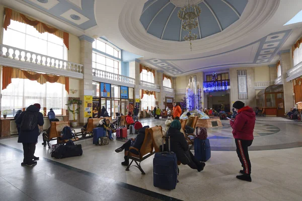 Cestující Sedí Lavičkách Čekárně Hlavního Vlakového Nádraží Uzhgorodu Ledna2022 Uzhgorod — Stock fotografie