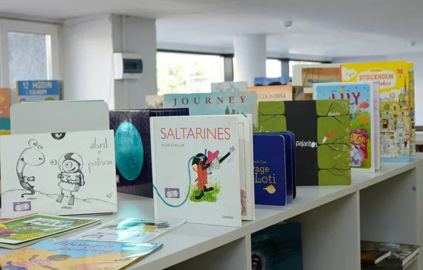 Livros para crianças colocados na prateleira da biblioteca pública — Fotografia de Stock