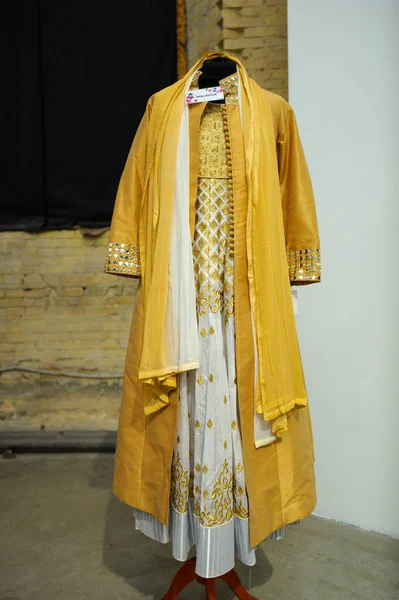 伝統的なマレーシアの女性の衣装はダミーに置きます Outlookの世界文化祭 2018年10月27日 キエフ ウクライナ — ストック写真