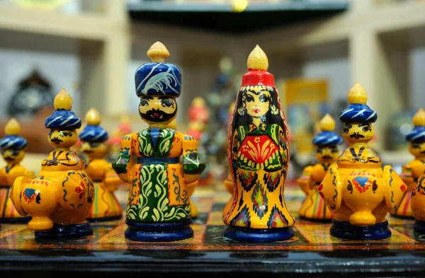Halk kostümü giymiş geleneksel Tacik tarzında yapılmış satranç taşları..