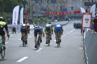 Bitiş çizgisine doğru ilerleyen bir grup bisikletçi. Kiev Günü 'ne adanmış amatörler arasında bisiklet yarışı. 25 Mayıs 2019. Kiev, Ukrayna