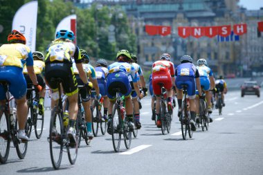 Bitiş çizgisine doğru ilerleyen bir grup bisikletçi. Kiev Günü 'ne adanmış amatörler arasında bisiklet yarışı. 25 Mayıs 2019. Kiev, Ukrayna