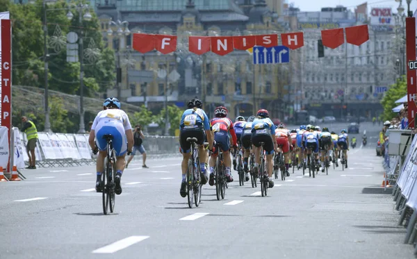 Bitiş çizgisine doğru ilerleyen bir grup bisikletçi. Kiev Günü 'ne adanmış amatörler arasında bisiklet yarışı. 25 Mayıs 2019. Kiev, Ukrayna