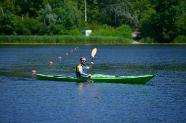 Nehirde kürek çeken bir adam. 25 Mayıs 2020. Kiev, Ukrayna