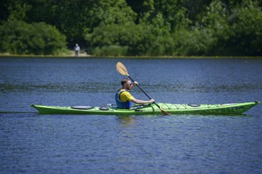 Nehirde kürek çeken bir adam. 25 Mayıs 2020. Kiev, Ukrayna
