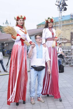 Ukrayna nakışlı gömlekli bir grup insan sokakta dikiliyor. Nakışlı tişört gününü kutluyoruz. 16 Mayıs 2019. Kiev, Ukrayna