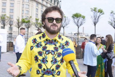 Ukraynalı aktör Mikhailo Homa Dzidzio bir röportaj veriyor. Nakışlı tişört gününü kutluyoruz. 16 Mayıs 2019. Kiev, Ukrayna