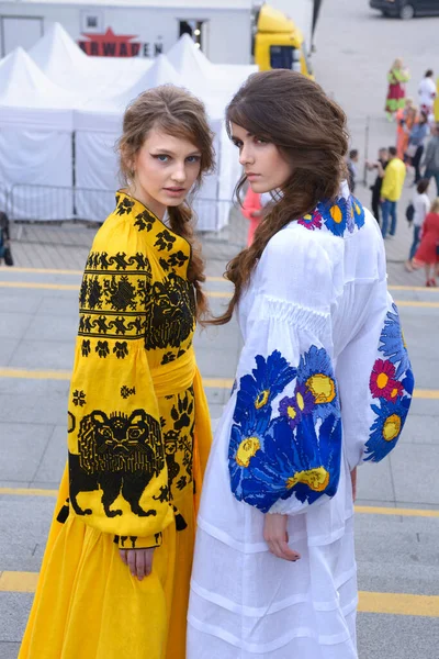 Młode dziewczyny w ukraińskim narodowym haftowane sukienki stojące na ulicy. Obchody Dnia Haftowanej Koszulki. — Zdjęcie stockowe