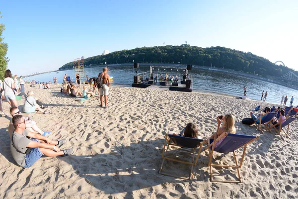 Ludzie siedzący na plaży i opalający się. Festiwal Jogi i Kultury Wedyjskiej — Zdjęcie stockowe