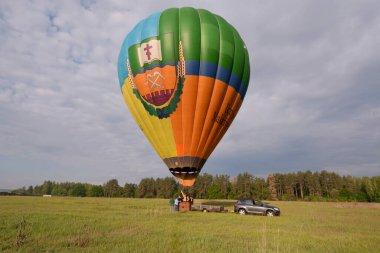 Sıcak hava balonları uçuşa hazırlanıyor, araç ve römork ekipmanlarıyla birlikte. Balon Festivali Pereiaslav-2018. 6 Mayıs 2018. Pereiaslav, Ukrayna