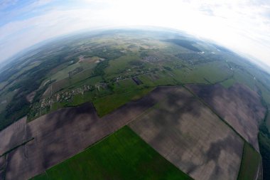 Bir balon sepetinden çıkan tarlaları ve köyleri olan bir dünya manzarası. 