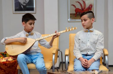 Geleneksel düğün töreninde yerli kostümlü Kırım Tatar çocukları müzik çalıyorlar. Kırım Tatar Kültürü Günleri. 27 Şubat 2019. Kiev, Ukrayna