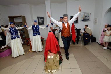 Kırım Tatar geleneksel nikahı: bir damat toplantı sırasında gelinle dans ediyor. Kırım Tatar Kültürü Günleri. 27 Şubat 2019. Kiev, Ukrayna