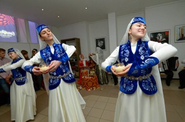 Geleneksel düğün töreninde yerli elbisesi içinde dans eden Kırım Tatar küçük kızı. Kırım Tatar Kültürü Günleri. 27 Şubat 2019. Kiev, Ukrayna