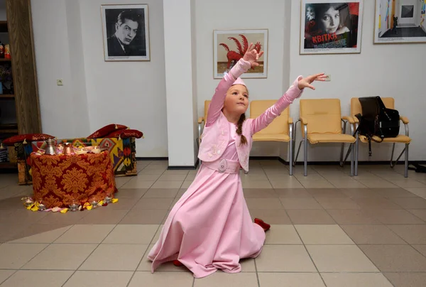 Crimeia Tartar Menina Vestido Nativo Dançando Durante Cerimônia Casamento Tradicional — Fotografia de Stock
