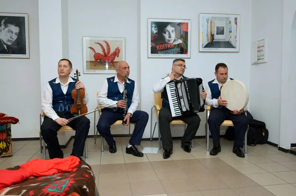 Músicos Tártaros Crimea Con Trajes Nativos Tocando Música Durante Ceremonia —  Fotos de Stock