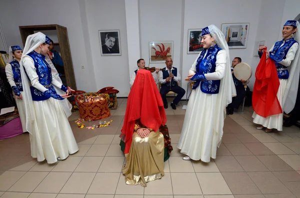 Traditionelle Hochzeitszeremonie Der Krimtataren Brautjungfern Bereiten Eine Braut Auf Die — Stockfoto