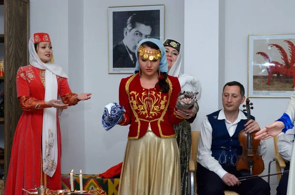 Krími Tatár Hagyományos Esküvői Szertartás Koszorúslányok Felkészíti Menyasszonyt Hogy Találkozzon — Stock Fotó