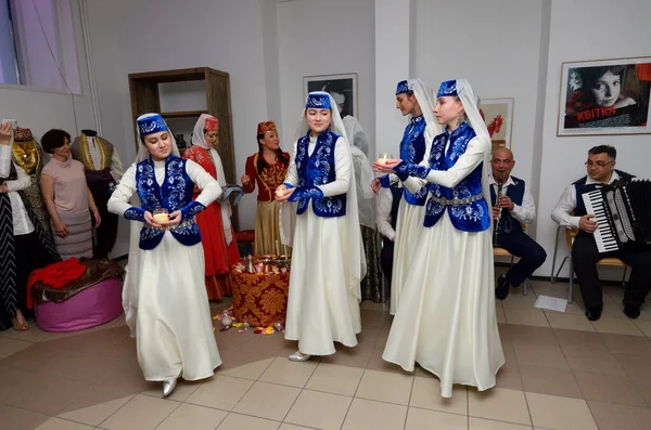 Crimeia Tartar Menina Vestido Nativo Dançando Durante Cerimônia Casamento Tradicional — Fotografia de Stock