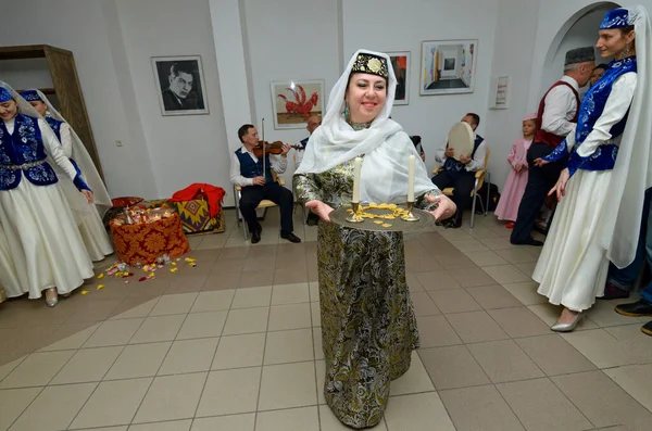 Kırım Tatar Geleneksel Nikahı Gelinin Annesi Damat Akrabalarını Hediyelerle Karşılıyor — Stok fotoğraf