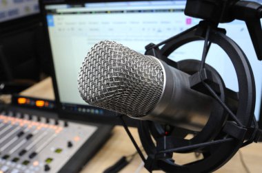 Radyo stüdyosunda çalışan mikrofon..