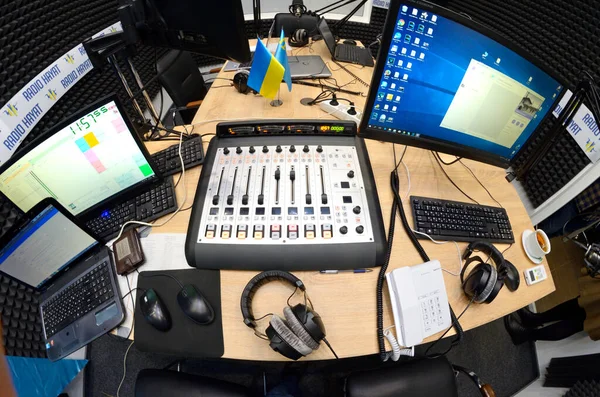 Radiostudio Med Utrustning För Sändning Radiomaraton Till Radio Day Januari — Stockfoto