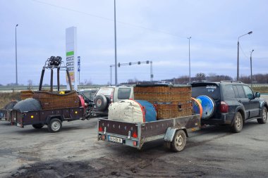 Sıcak hava balonu ekipmanlı karavanlar. Sepetler, pervaneler, gaz yakıcı ve tepe örtüsü paketlenmiş, Kubicek marka balonlar. 12 Ocak 2020. Kiev, Ukrayna