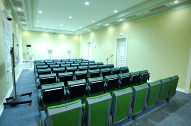 Koltuklar, monitörler ve mikrofonlarla birlikte Ukrayna Başkanı 'nın resmi merasim konutu Mariyinsky Sarayı' nın konferans odasında. 25 Mayıs 2018. Kiev, Ukrayna