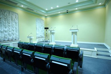 Koltuklar, monitörler ve mikrofonlarla birlikte Ukrayna Başkanı 'nın resmi merasim konutu Mariyinsky Sarayı' nın konferans odasında. 25 Mayıs 2018. Kiev, Ukrayna