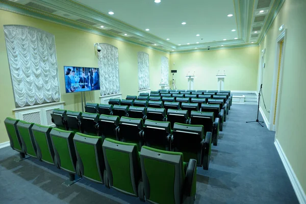 Καθίσματα Οθόνη Και Στέκεται Μικρόφωνα Στην Αίθουσα Συνεδριάσεων Του Mariyinsky — Φωτογραφία Αρχείου