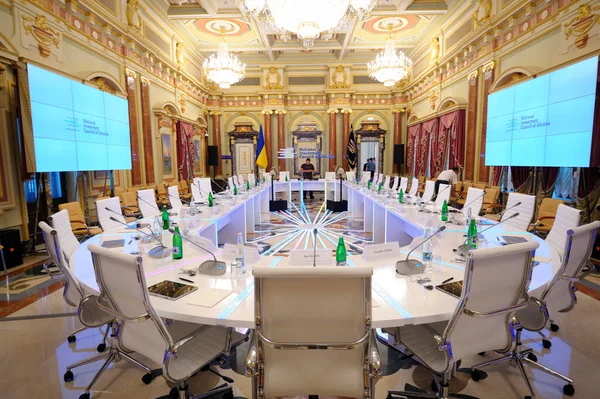 Sign National Investment Council Ukraine Ukrainian Flags Table Chairs Meeting — Stock Photo, Image