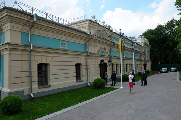 Personas Pie Cerca Entrada Lateral Del Palacio Mariyinsky Residencia Ceremonial —  Fotos de Stock