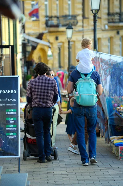 Folk Går Ned Gaden Bygninger Baggrund Andreevskijs Afstamning September 2020 - Stock-foto