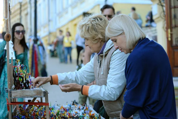 卖纪念品的女街头商贩放在摊位上 女商贩则购买商品 安德列夫斯基坠落的那天2020年9月12日 乌克兰基辅 — 图库照片