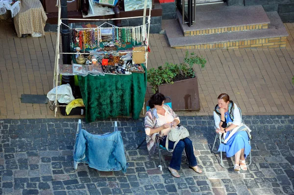 Vendedora Ambulante Vendiendo Souvenirs Colocados Mostrador Mujeres Comprando Bienes Día — Foto de Stock