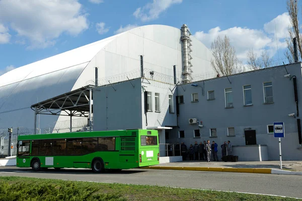 切尔诺贝利核电站工人在核电站入口附近的巴士站等待公共汽车 2018年4月20日 乌克兰切尔诺贝利 — 图库照片