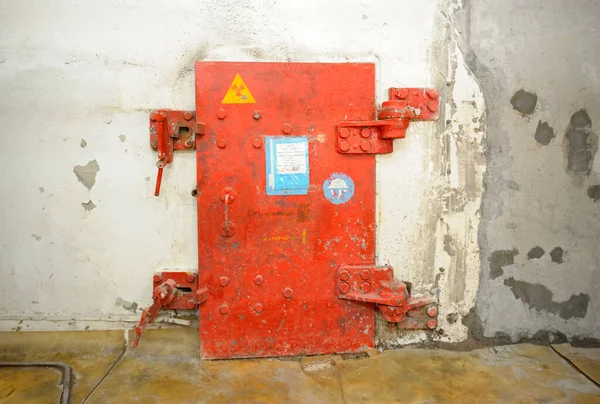 1986年灾难后放置的受污染放射性设备对街区的金属防护门 2018年4月20日 乌克兰切尔诺贝利核电站 — 图库照片