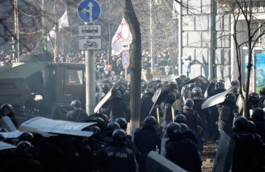 Berkut polisi, Institutskaya caddesinde protestoculara saldırıyor. Haysiyet Devrimi, ilk sokak çatışması. Kiev, Ukrayna