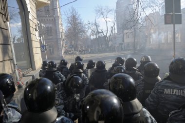 Berkut polisi, Institutskaya caddesinde protestoculara saldırıyor. Haysiyet Devrimi, ilk sokak çatışması. Kiev, Ukrayna