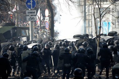 Berkut polisi, Institutskaya caddesinde protestoculara saldırıyor. Haysiyet Devrimi, ilk sokak çatışmaları.