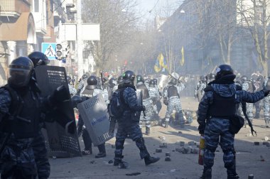 Berkut polisi, Institutskaya caddesinde protestoculara saldırıyor. Haysiyet Devrimi, ilk sokak çatışmaları.