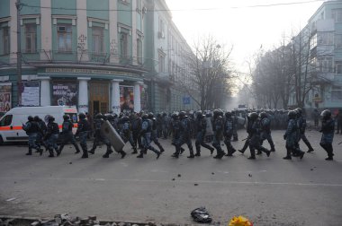 Berkut polisi, Institutskaya caddesinde protestoculara saldırıyor. Haysiyet Devrimi, ilk sokak çatışmaları.