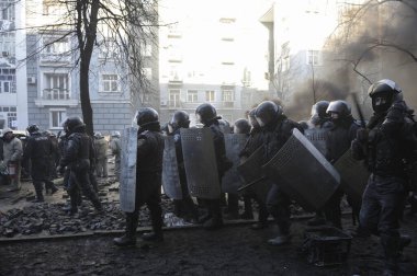 Berkut polisi, Institutskaya caddesinde protestoculara saldırıyor. Haysiyet Devrimi, ilk sokak çatışmaları.
