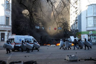 Berkut polisi, Institutskaya caddesinde protestoculara saldırıyor. Haysiyet Devrimi, ilk sokak çatışmaları.