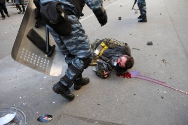 Polis Berkut birimi, protestocuları kanlar içinde yere serdi. Haysiyet Devrimi, ilk sokak çatışmaları.